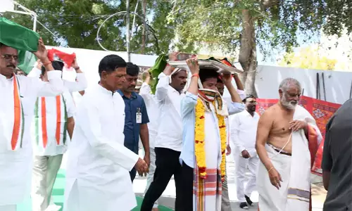 Telangana : सीएम रेवंत ने वानापर्थी वेंकन्ना मंदिर में पूजा की Telangana : सीएम रेवंत ने वानापर्थी वेंकन्ना मंदिर में पूजा की