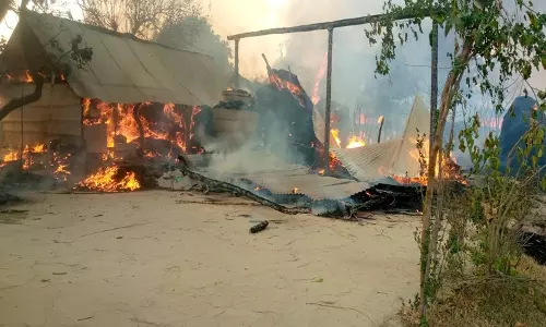 Bahraich: गांव में तेज हवाओं के चलते लगी आग, दो घर जलकर Bahraich: गांव में तेज हवाओं के चलते लगी आग, दो घर जलकर