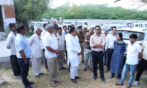 Jaipur: जिला कलेक्टर ने जोजरी नदी के प्रदूषित पानी से प्रभावित क्षेत्रों का किया निरीक्षण