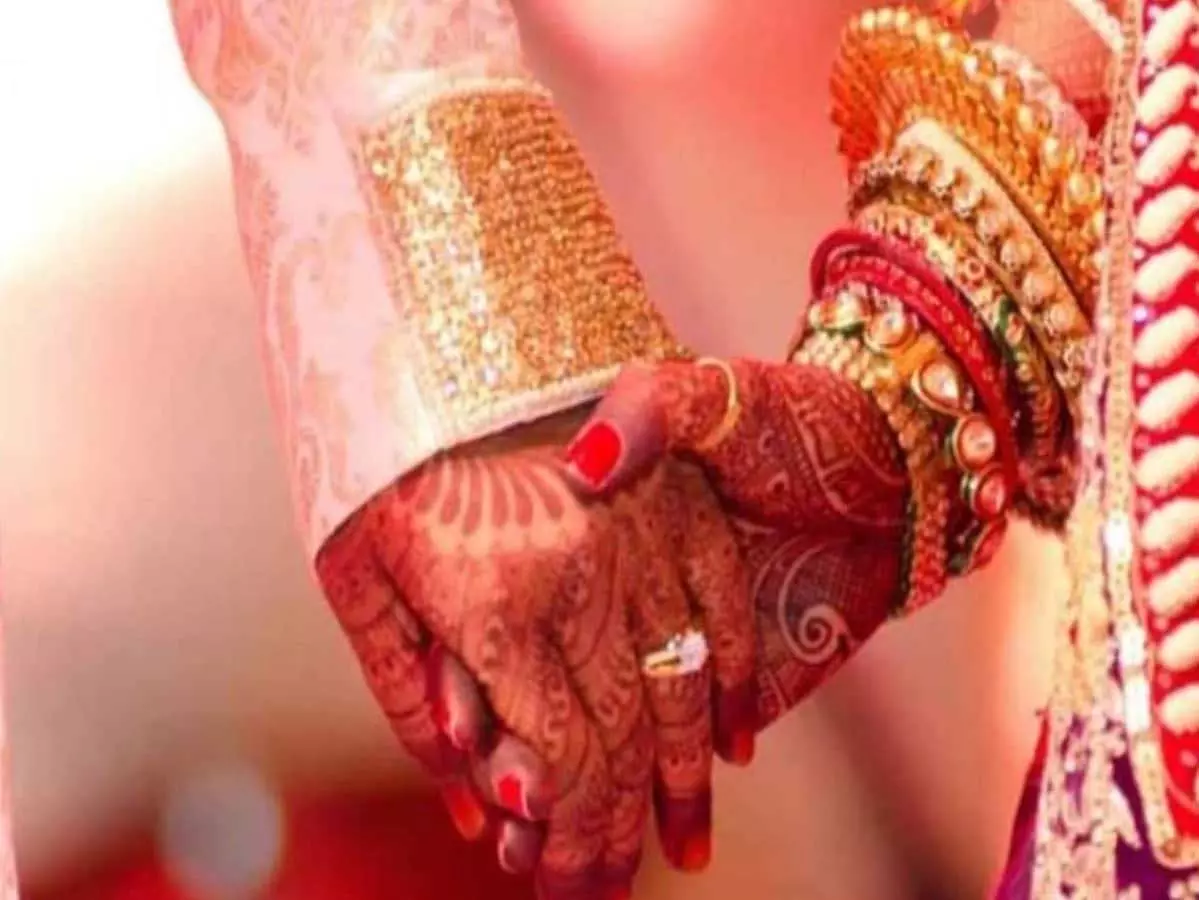 सहेली संग दुल्हन थी समलैंगिक रिश्ते में, चुपचाप शादी और हो गया हंगामा सहेली संग दुल्हन थी समलैंगिक रिश्ते में, चुपचाप शादी और हो गया हंगामा