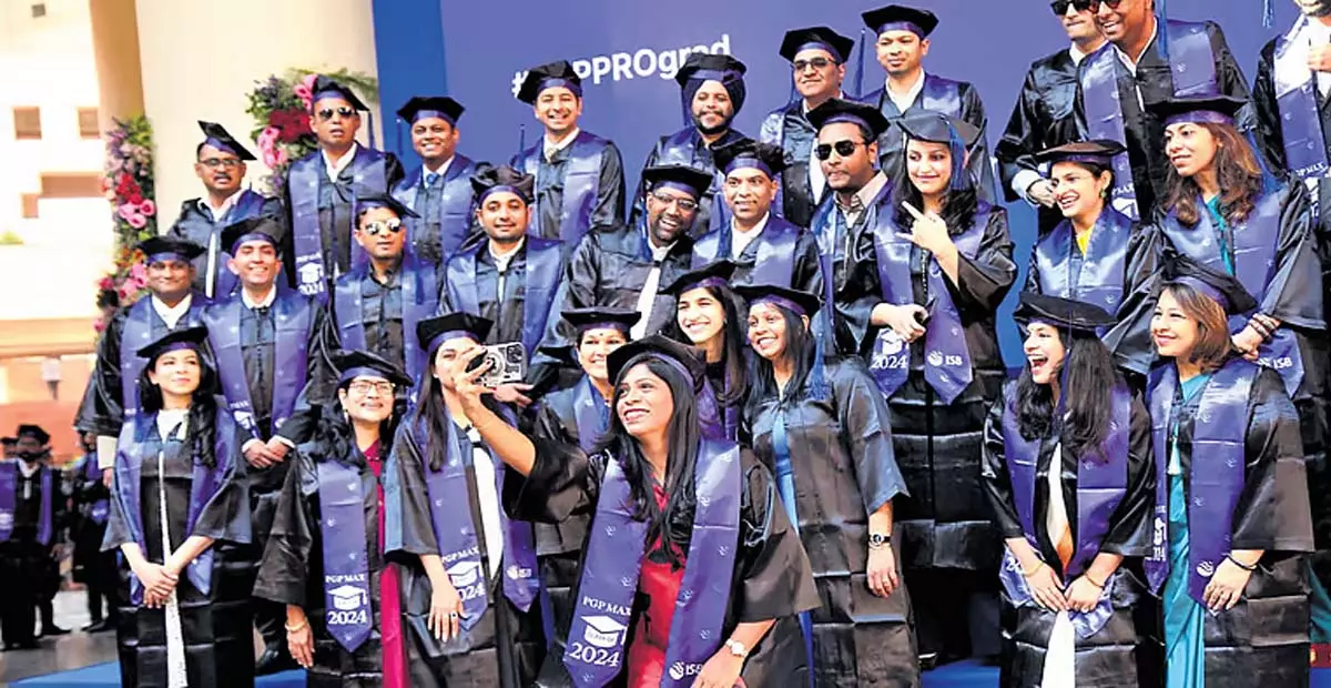 आईएसबी हैदराबाद से 505 छात्र स्नातक हुए आईएसबी हैदराबाद से 505 छात्र स्नातक हुए