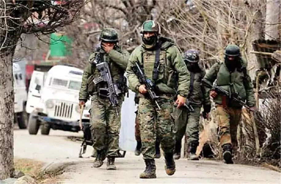 Jammu-Kashmir:अचानक मचा हड़कंप, मौके पर पहुंची सुरक्षाबलों की टीम Jammu-Kashmir:अचानक मचा हड़कंप, मौके पर पहुंची सुरक्षाबलों की टीम