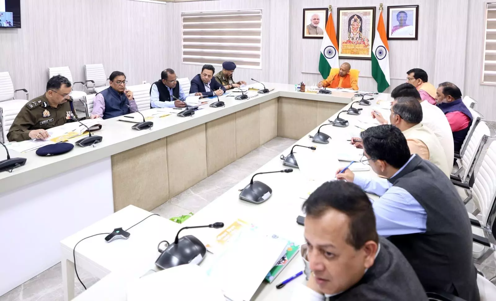 Lucknow: मुख्यमंत्री योगी उत्तर प्रदेश राज्य सड़क सुरक्षा परिषद की बैठक ली