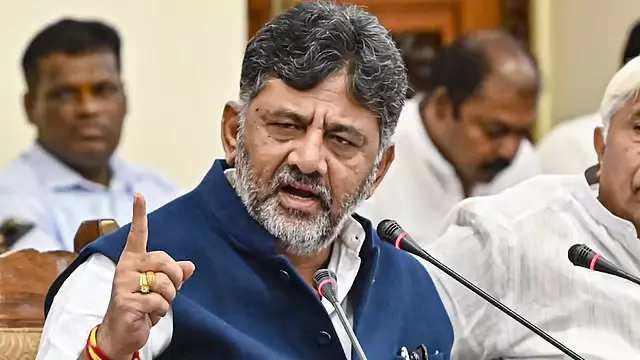 नट बोल्ट बयान: सिने कलाकारों और विपक्षी दलों ने DKSH के खिलाफ विवाद खड़ा किया नट बोल्ट बयान: सिने कलाकारों और विपक्षी दलों ने DKSH के खिलाफ विवाद खड़ा किया