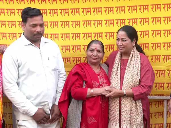 Delhi CM ने अपने आवास पर जन-मिलन समारोह आयोजित किया Delhi CM ने अपने आवास पर जन-मिलन समारोह आयोजित किया