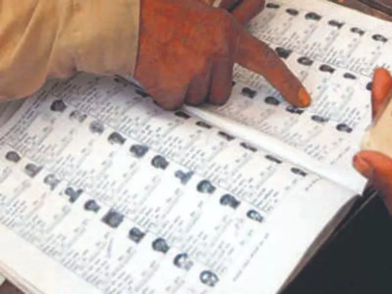 मतदाता सूची से नाम गायब, निवासियों का आरोप मतदाता सूची से नाम गायब, निवासियों का आरोप