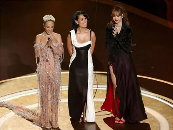 Halle Berry ने 2025 के ऑस्कर में जेम्स बॉन्ड को श्रद्धांजलि दी Halle Berry ने 2025 के ऑस्कर में जेम्स बॉन्ड को श्रद्धांजलि दी