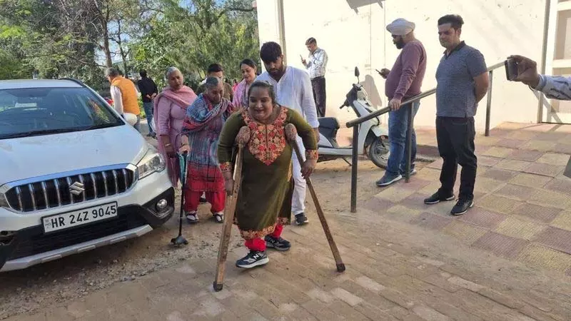 सिरसा में छिटपुट हिंसा, ईवीएम में गड़बड़ी की खबरें सिरसा में छिटपुट हिंसा, ईवीएम में गड़बड़ी की खबरें