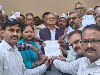Ballia: शिक्षकों-कर्मचारियों ने पुरानी पेंशन बहाली की मांग को लेकर सांसद को सौंपा ज्ञापन Ballia: शिक्षकों-कर्मचारियों ने पुरानी पेंशन बहाली की मांग को लेकर सांसद को सौंपा ज्ञापन