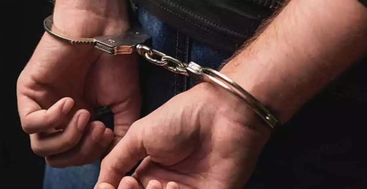 Telangana: साइबर क्राइम पुलिस ने धोखाधड़ी के आरोप में एक व्यक्ति को गिरफ्तार किया Telangana: साइबर क्राइम पुलिस ने धोखाधड़ी के आरोप में एक व्यक्ति को गिरफ्तार किया