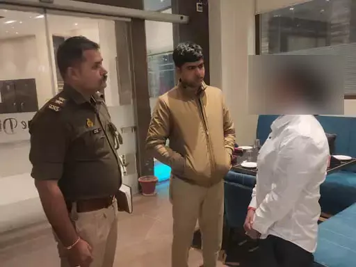 होटल में हंगामा, दुल्हन बनने जा रही सहेली को लेकर लड़की ने किया चौंकाने वाला खुलासा होटल में हंगामा, दुल्हन बनने जा रही सहेली को लेकर लड़की ने किया चौंकाने वाला खुलासा