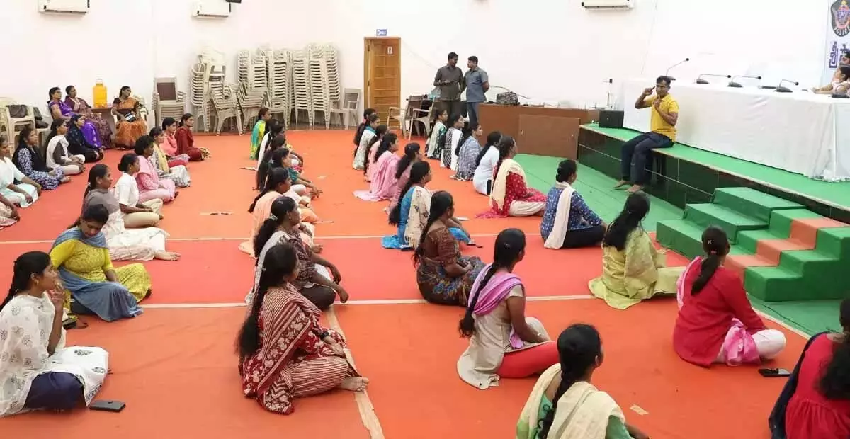 Andhra: महिला पुलिसकर्मियों ने योग और ध्यान में लिया हिस्सा Andhra: महिला पुलिसकर्मियों ने योग और ध्यान में लिया हिस्सा