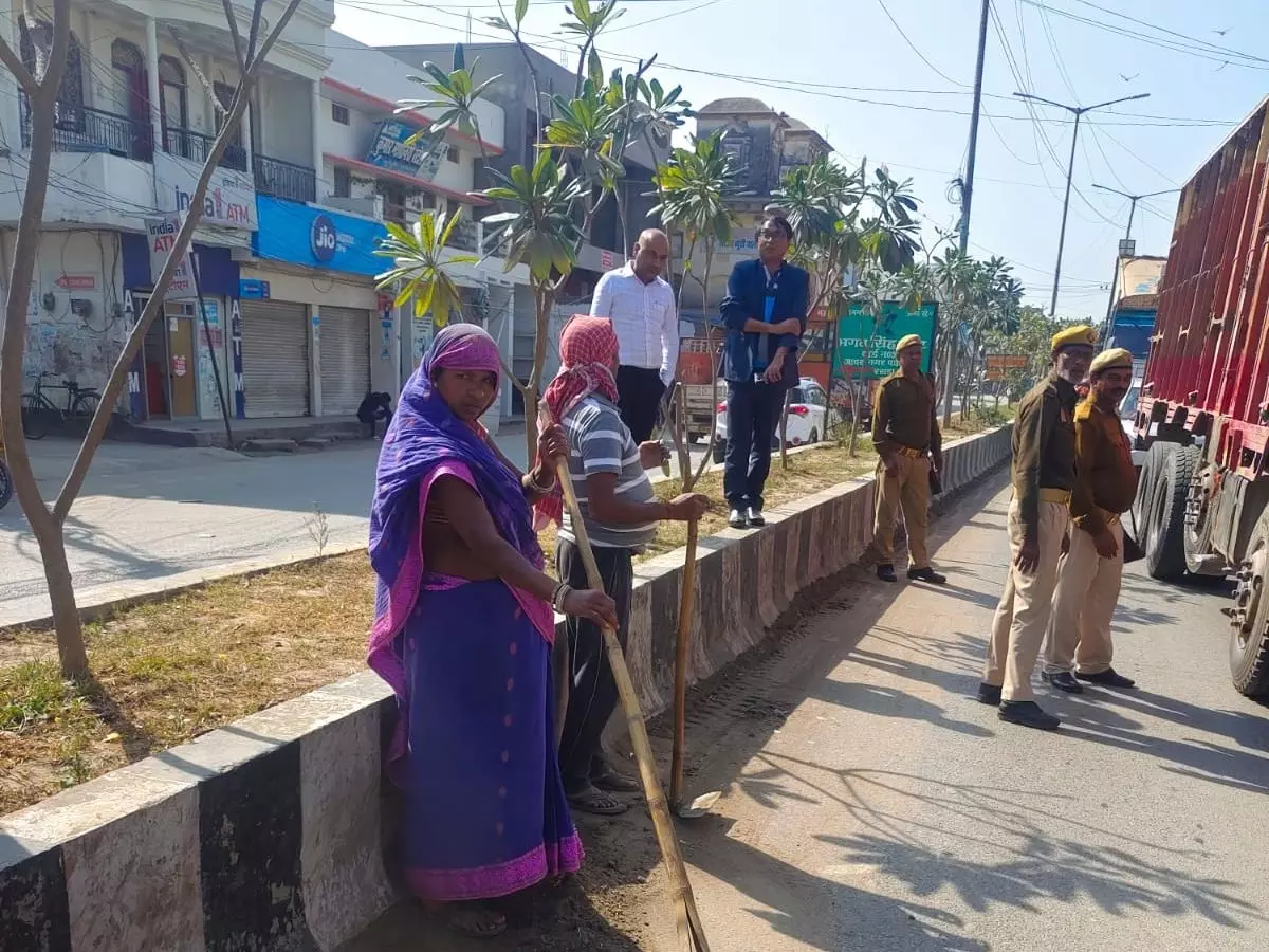 Ballia: रसड़ा नगर पालिका क्षेत्र में सफाई और सौंदर्यीकरण अभियान, संवर रहा रसड़ा Ballia: रसड़ा नगर पालिका क्षेत्र में सफाई और सौंदर्यीकरण अभियान, संवर रहा रसड़ा