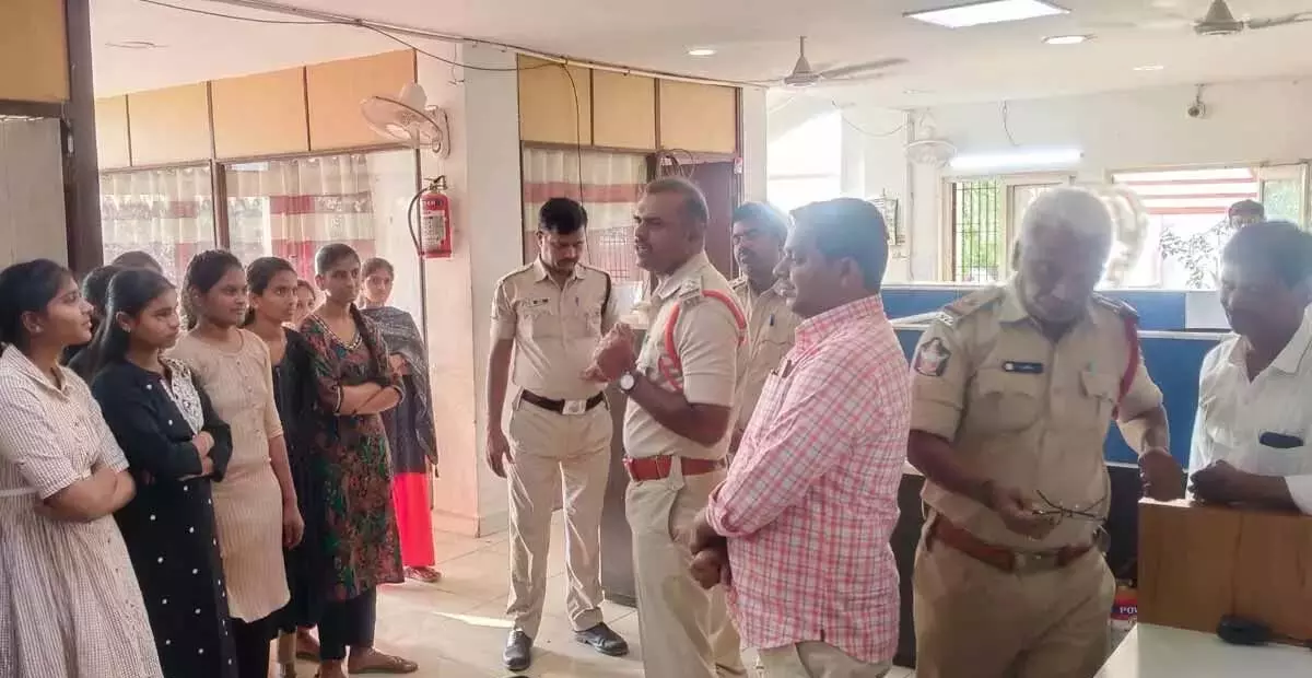 Andhra: महिलाओं से साइबर अपराधियों के खतरों के प्रति सतर्क रहने का आग्रह Andhra: महिलाओं से साइबर अपराधियों के खतरों के प्रति सतर्क रहने का आग्रह