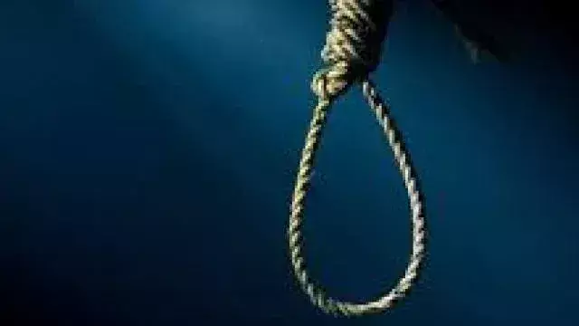 Amroha : शराब के नशे में फंदे से लटक कर व्यक्ति ने की आत्महत्या Amroha : शराब के नशे में फंदे से लटक कर व्यक्ति ने की आत्महत्या