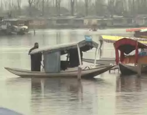 Srinagar में ताजा बारिश से तापमान में गिरावट Srinagar में ताजा बारिश से तापमान में गिरावट