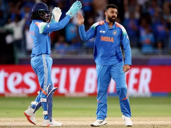 अक्षर पटेल ने Varun Chakravarthy के मैच जीतने वाले स्पेल की सराहना की अक्षर पटेल ने Varun Chakravarthy के मैच जीतने वाले स्पेल की सराहना की