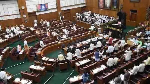 कर्नाटक में BJP के विरोध प्रदर्शन की योजना के बीच बजट सत्र में हंगामेदार माहौल कर्नाटक में BJP के विरोध प्रदर्शन की योजना के बीच बजट सत्र में हंगामेदार माहौल
