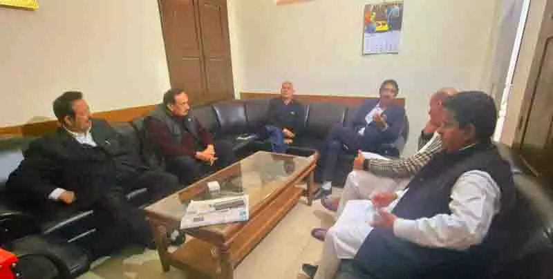 बजट सत्र से पहले CM Omar ने गठबंधन सहयोगियों से की बातचीत बजट सत्र से पहले CM Omar ने गठबंधन सहयोगियों से की बातचीत