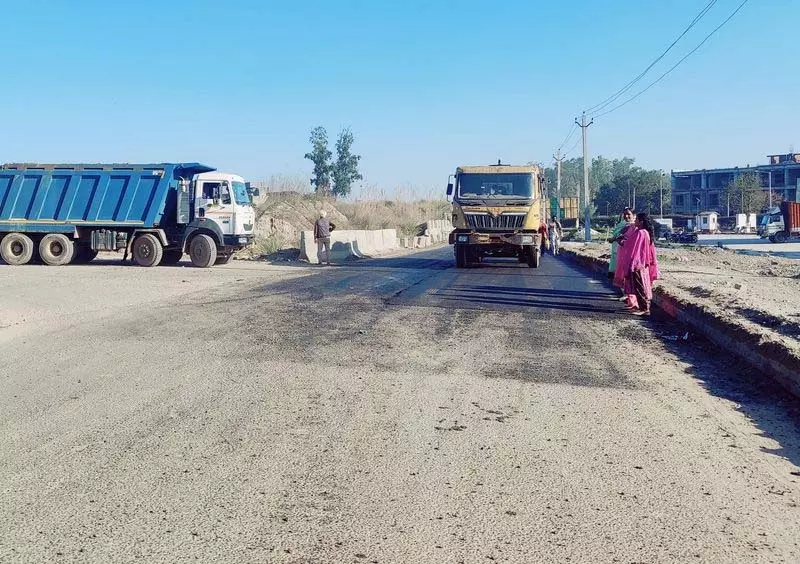 एनएचएआई ने वल्लाह में सर्विस लेन की रीकार्पेटिंग शुरू की एनएचएआई ने वल्लाह में सर्विस लेन की रीकार्पेटिंग शुरू की