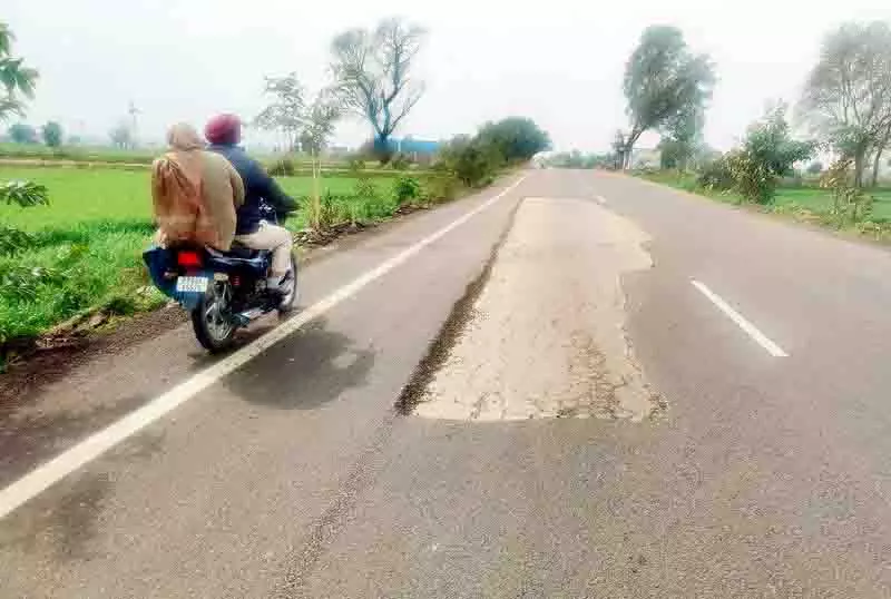 Amritsar-Fatehgarh चूड़ियां रोड पर खराब होने के शुरुआती संकेत दिख रहे Amritsar-Fatehgarh चूड़ियां रोड पर खराब होने के शुरुआती संकेत दिख रहे
