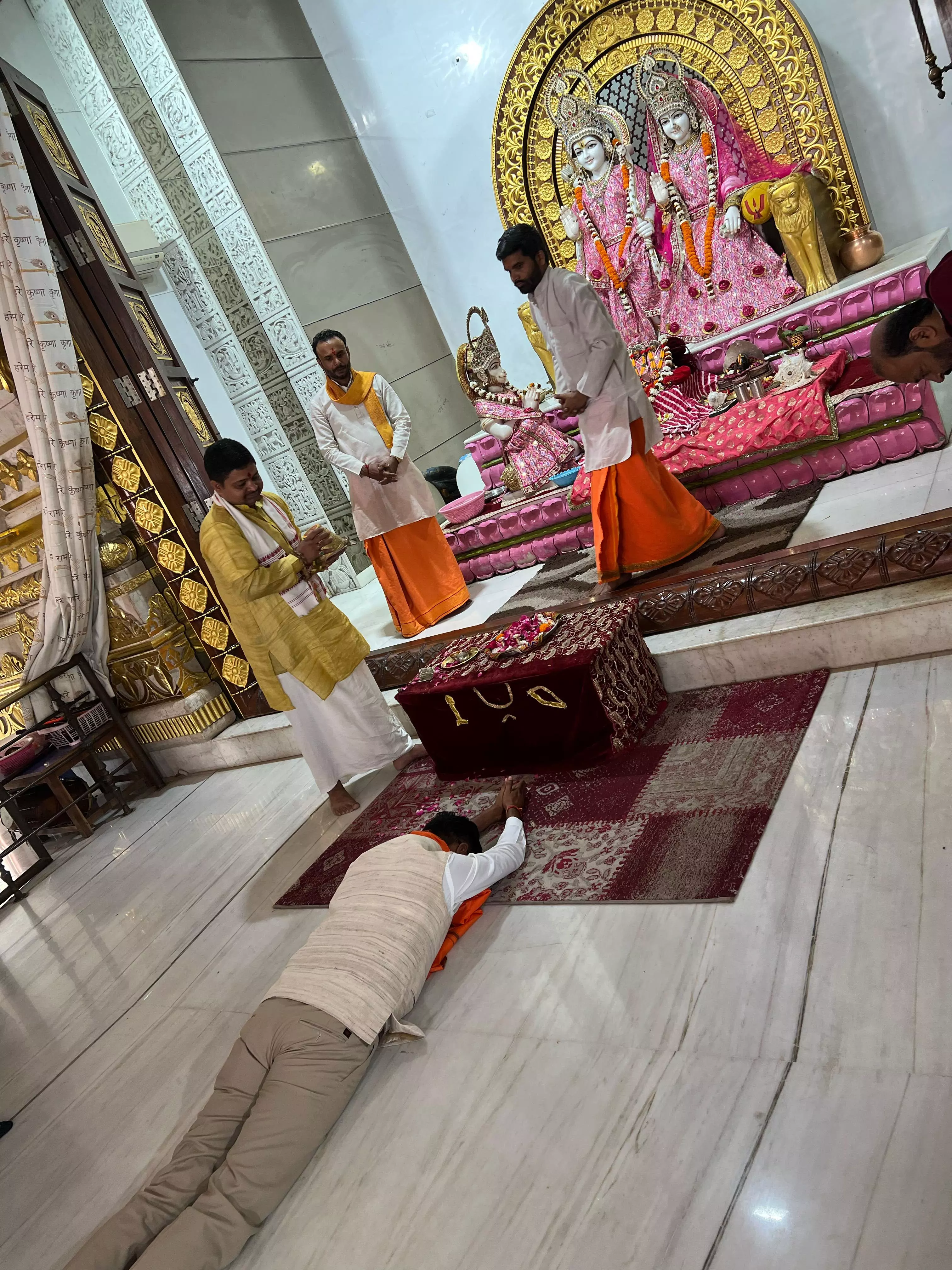 वित्तमंत्री ओपी चौधरी ने श्रीराम मंदिर में पूजा अर्चना की वित्तमंत्री ओपी चौधरी ने श्रीराम मंदिर में पूजा अर्चना की