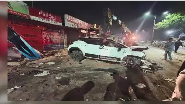 जगतपुर में सड़क किनारे दुकान में घुसी कार, 3 की हालत गंभीर जगतपुर में सड़क किनारे दुकान में घुसी कार, 3 की हालत गंभीर