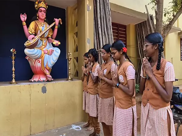 Trichy में कक्षा 12 की बोर्ड परीक्षाएँ शुरू, छात्रों ने परीक्षा से पहले प्रार्थना की Trichy में कक्षा 12 की बोर्ड परीक्षाएँ शुरू, छात्रों ने परीक्षा से पहले प्रार्थना की