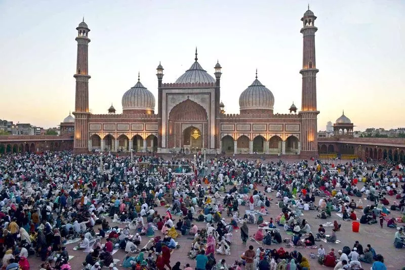 रमज़ान में पुरानी दिल्ली की सड़कें जगमगा उठीं रमज़ान में पुरानी दिल्ली की सड़कें जगमगा उठीं