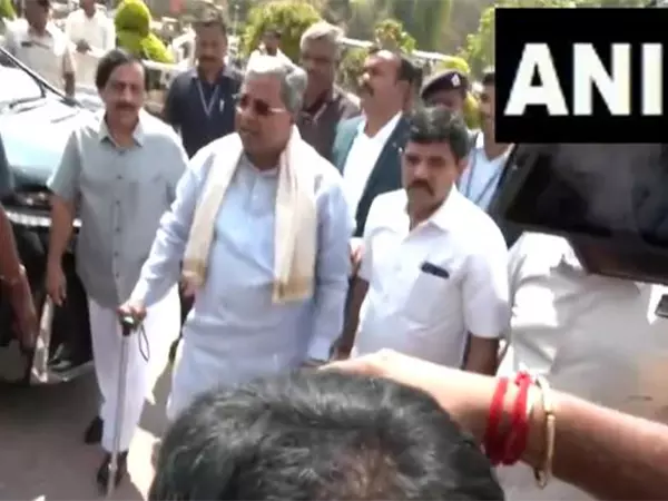 कर्नाटक बजट सत्र: CM सिद्धारमैया, उपमुख्यमंत्री विधान सौध पहुंचे, भाजपा ने किया विरोध प्रदर्शन कर्नाटक बजट सत्र: CM सिद्धारमैया, उपमुख्यमंत्री विधान सौध पहुंचे, भाजपा ने किया विरोध प्रदर्शन