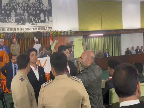 आवामी इत्तेहाद पार्टी के विधायक ने J-K विधानसभा में किया प्रदर्शन, राज्य का दर्जा बहाल करने की मांग आवामी इत्तेहाद पार्टी के विधायक ने J-K विधानसभा में किया प्रदर्शन, राज्य का दर्जा बहाल करने की मांग