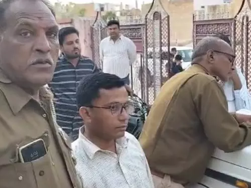 Jodhpur: बिजली कर्मचारी ने पैसे लेकर घरों में लगाए प्राइवेट मीटर Jodhpur: बिजली कर्मचारी ने पैसे लेकर घरों में लगाए प्राइवेट मीटर