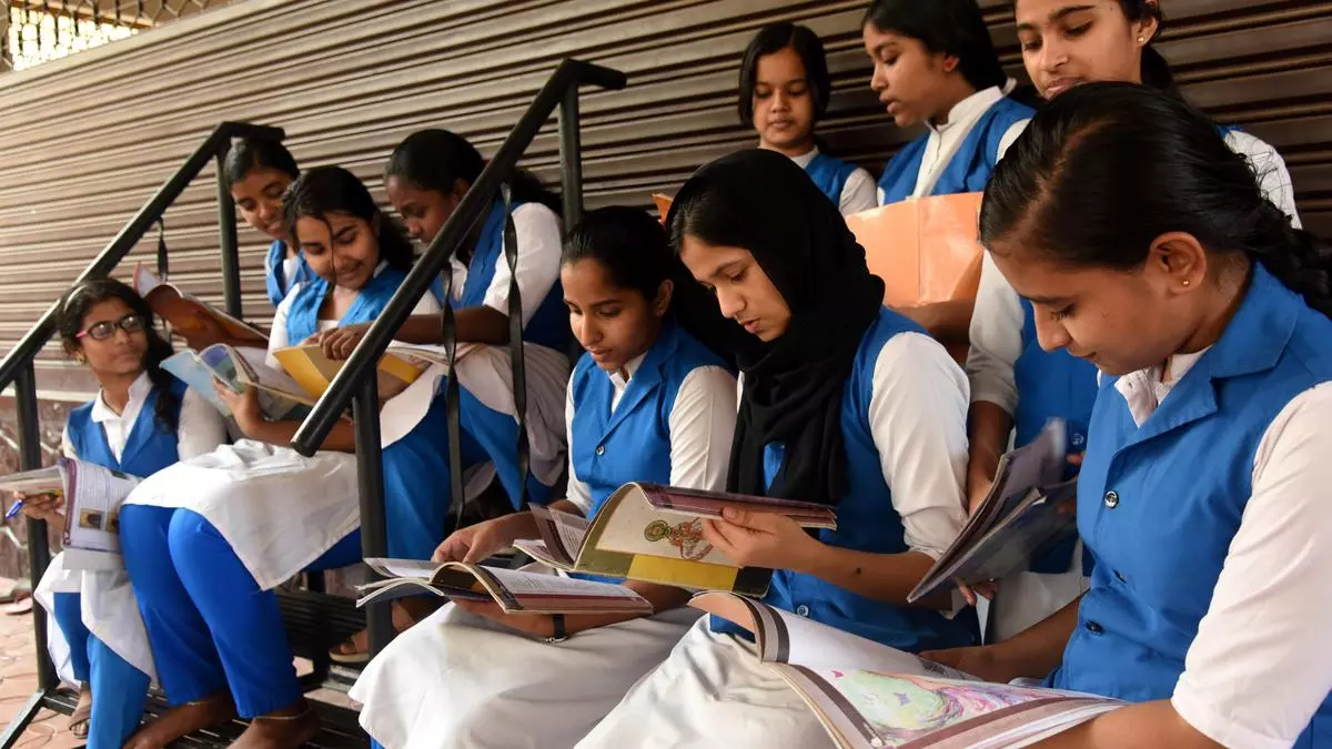 Kerala में एसएसएलसी, एचएसई और वीएचएसई परीक्षाएं शुरू Kerala में एसएसएलसी, एचएसई और वीएचएसई परीक्षाएं शुरू