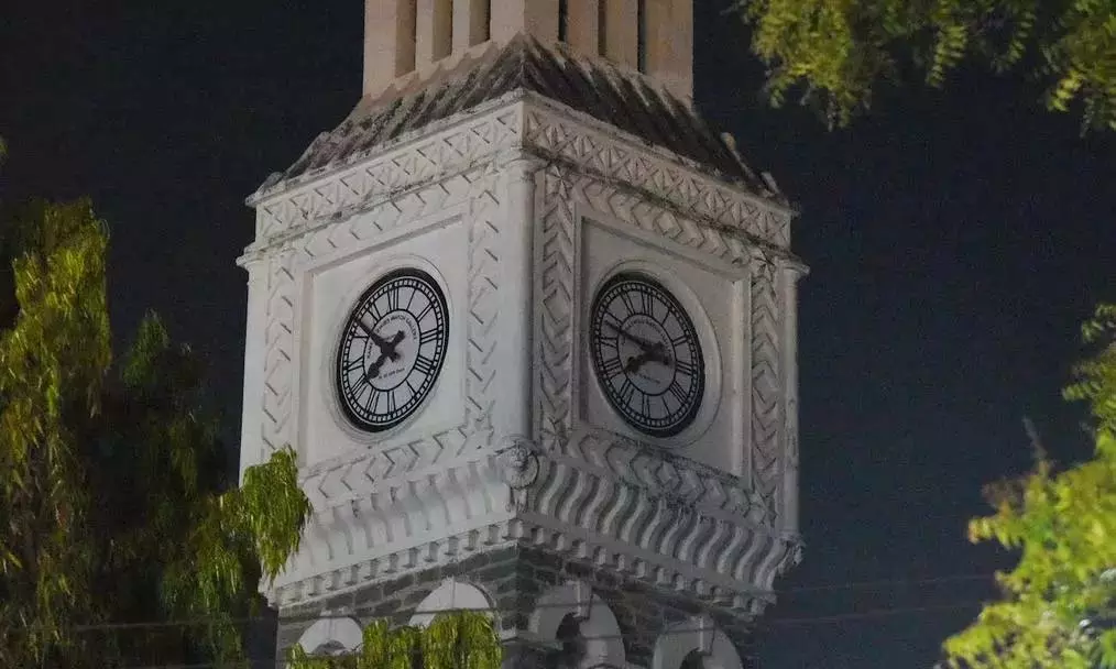 Secunderabad घंटाघर सरकारी उपेक्षा को दर्शाता हुआ ऊंचा खड़ा Secunderabad घंटाघर सरकारी उपेक्षा को दर्शाता हुआ ऊंचा खड़ा
