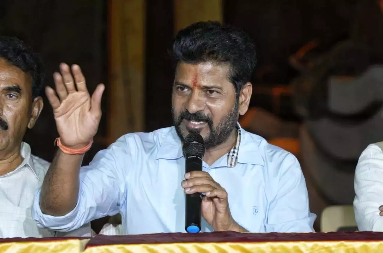 Revanth: किशन रेड्डी टीजी को केंद्रीय निधि जारी करने से रोक रहे Revanth: किशन रेड्डी टीजी को केंद्रीय निधि जारी करने से रोक रहे