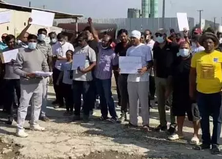Telangana: तेलपुर के निवासियों ने अधूरी सड़क के विरोध में गड्ढे भरे Telangana: तेलपुर के निवासियों ने अधूरी सड़क के विरोध में गड्ढे भरे