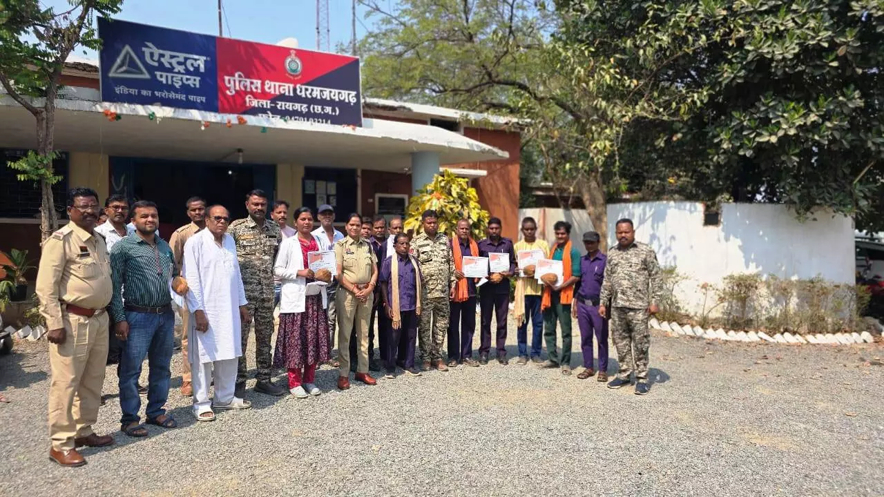 पुलिस विभाग ने चुनाव में उत्कृष्ट कार्य और योगदान देने वाले कर्मचारियों का किया सम्मान पुलिस विभाग ने चुनाव में उत्कृष्ट कार्य और योगदान देने वाले कर्मचारियों का किया सम्मान