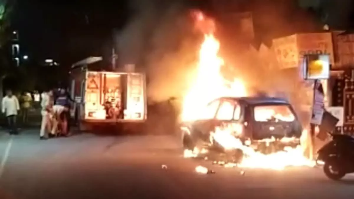 Jaipur : देर रात चलती कार में लगी आग, झुलसा चालक Jaipur : देर रात चलती कार में लगी आग, झुलसा चालक