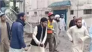 पाकिस्तान में मस्जिद में विस्फोट में 5 की मौत, 20 घायल पाकिस्तान में मस्जिद में विस्फोट में 5 की मौत, 20 घायल