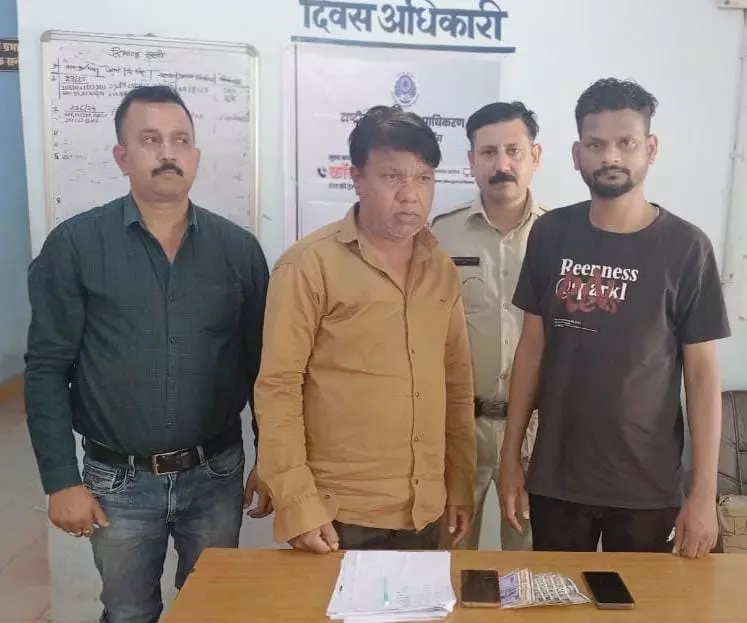 धमतरी में क्रिकेट मैच में ऑनलाईन सट्टा खेला रहे दो लोग गिरफ्तार धमतरी में क्रिकेट मैच में ऑनलाईन सट्टा खेला रहे दो लोग गिरफ्तार