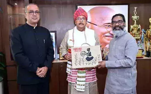 Ranchi: वित्त मंत्री राधाकृष्ण किशोर ने सीएम हेमंत को बजट की कॉपी सौंपी Ranchi: वित्त मंत्री राधाकृष्ण किशोर ने सीएम हेमंत को बजट की कॉपी सौंपी