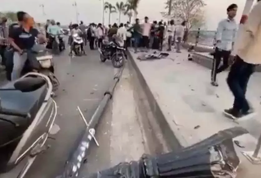 Hyderabad: एनटीआर घाट पर कार ने मचाई तबाही Hyderabad: एनटीआर घाट पर कार ने मचाई तबाही