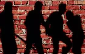 Gonda: कार सवार युवकों ने ग्राम प्रधान के घर में घुसकर उनके बेटे की पिटाई की Gonda: कार सवार युवकों ने ग्राम प्रधान के घर में घुसकर उनके बेटे की पिटाई की