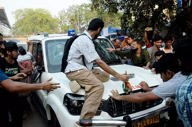 जादवपुर विश्वविद्यालय दंगा: मंत्री की गाड़ी की टक्कर में घायल छात्र के खिलाफ मामला दर्ज जादवपुर विश्वविद्यालय दंगा: मंत्री की गाड़ी की टक्कर में घायल छात्र के खिलाफ मामला दर्ज