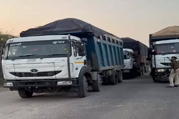 Asalpur में बजरी का अवैध परिवहन करते बिना नंबर के 2 डंपर और 1 ट्रेलर को जब्त Asalpur में बजरी का अवैध परिवहन करते बिना नंबर के 2 डंपर और 1 ट्रेलर को जब्त