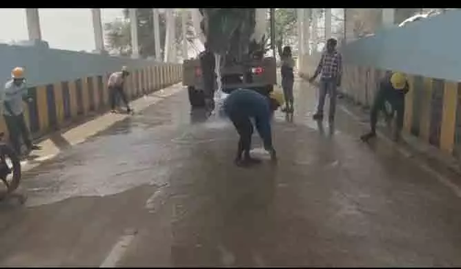 रोड अंडर ब्रिज राहगीरों के आवागमन और रेलवे यात्रियों की सेफ्टी लिए सुरक्षित माध्यम रोड अंडर ब्रिज राहगीरों के आवागमन और रेलवे यात्रियों की सेफ्टी लिए सुरक्षित माध्यम