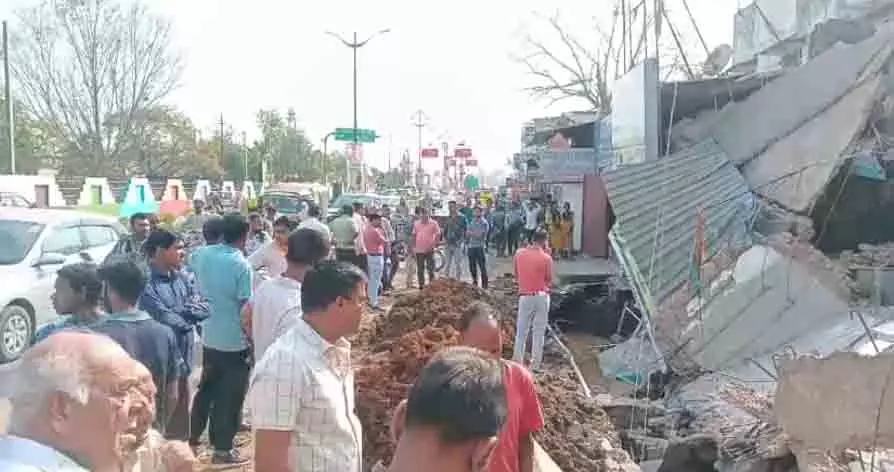 कॉम्प्लेक्स में हादसा, दीवार ढहने से कारोबारी सहमे कॉम्प्लेक्स में हादसा, दीवार ढहने से कारोबारी सहमे