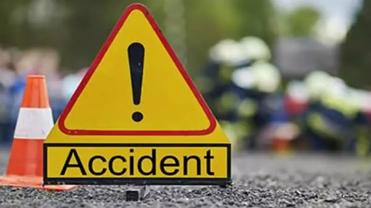Uttar Pradesh: डंपर ट्रक और ऑटो रिक्शा में टक्कर, चार की मौत, सात घायल Uttar Pradesh: डंपर ट्रक और ऑटो रिक्शा में टक्कर, चार की मौत, सात घायल