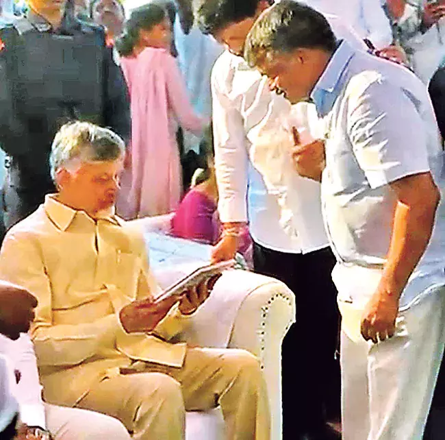 Andhra: राशन डीलरों की समस्याओं के संबंध में मुख्यमंत्री से अनुरोध Andhra: राशन डीलरों की समस्याओं के संबंध में मुख्यमंत्री से अनुरोध