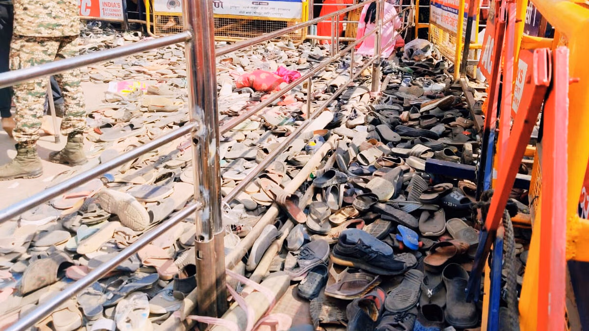 Ayodhya: मंदिर के प्रवेश द्वार पर श्रद्धालुओं द्वारा छोड़े गए जूते-चप्पलों का अंबार लगा Ayodhya: मंदिर के प्रवेश द्वार पर श्रद्धालुओं द्वारा छोड़े गए जूते-चप्पलों का अंबार लगा